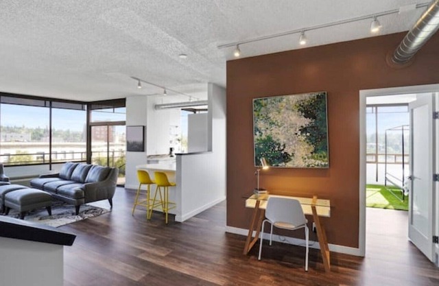 Modern Spacious Loft with King Suite and Upscale Decor