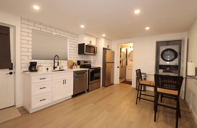 Modern studio in Seattle near Downtown, Airport, Stadiums, light rail.