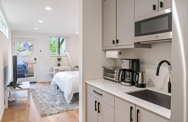 Modern Studio in Trendy Seattle Neighborhood