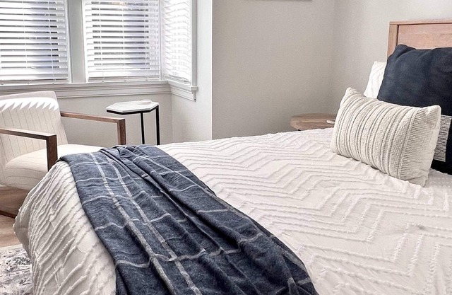 Modern Studio in heart of town, walk everywhere!