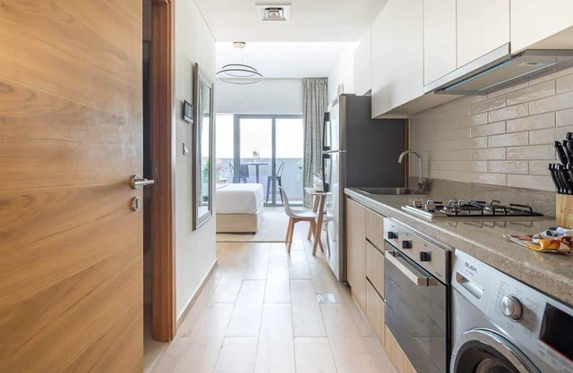 Modern Studio near UAE Exchange Metro Station!