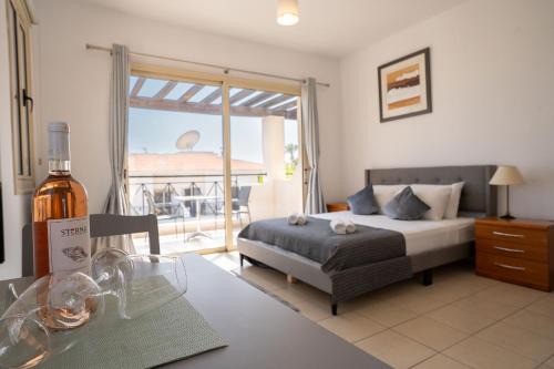 Modern Studio with Pool and Balcony Hillside and Sea Views For Business or Leisure Travellers