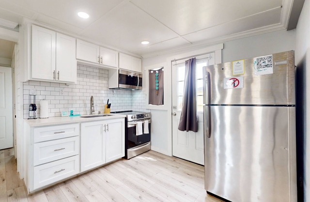 Modern, top-floor home with beach access & grill - snowbird- & dog-friendly