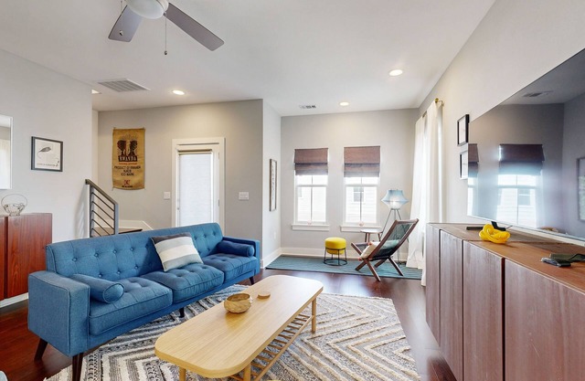 Modern townhome in the heart of Austin, close to restaurants, shopping and more