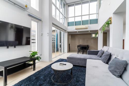 Modern Townhouse City Center 4 Floors 13 Guests