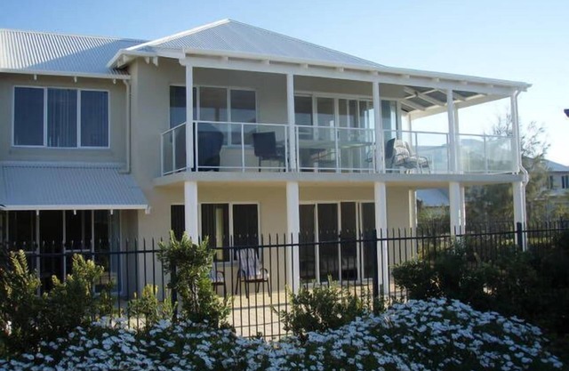 Modern Townhouse with pool access & more
