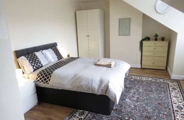 Modern Two Double Bed Full Entire House, Parking, WiFi