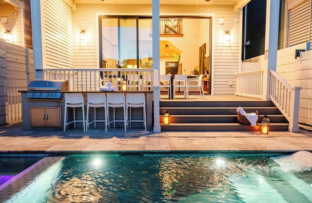 Modern Unit With Heated Pool & Hot Tub
