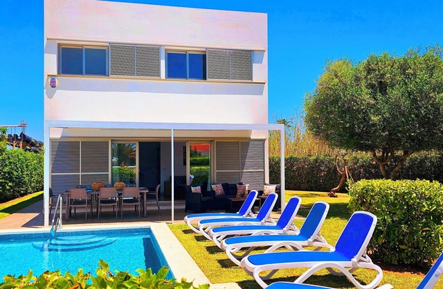 Modern villa with 4 bedrooms and 3 full bathrooms, wifi, private parking.