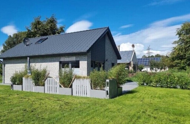 Modern vacation home on Lake Bernstein! Close to the beach and family-friendly!