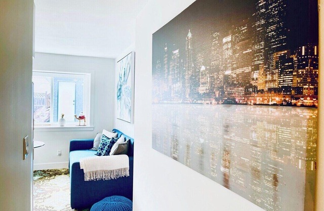 Modern/Vancouver & Burnaby/ Minutes to Downtown