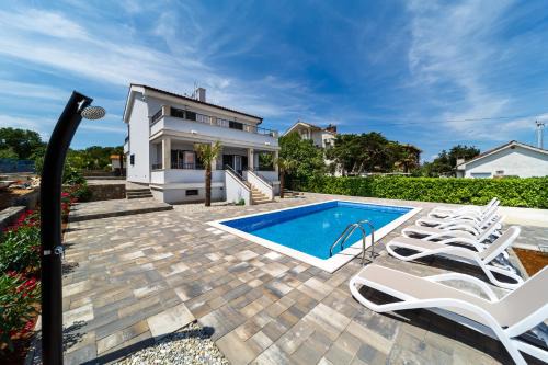 Modern Villa Christian with pool, sauna, and jacuzzi, 10 min walk from the beach