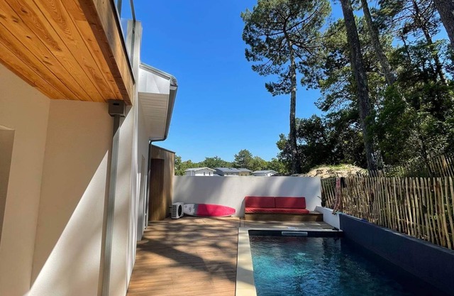Modern villa with heated pool 500m from the beach