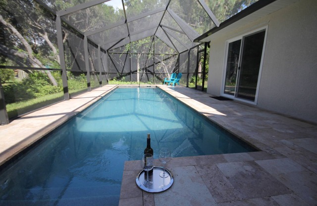 Modern villa with large pool! Free Wifi!
