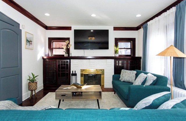 Modern Vintage Duplex Retreat: Cozy & Charming
