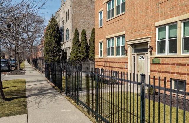 ModernFarmHouseChicago-Spacious 3-bedroom condo Near Downtown Chicago