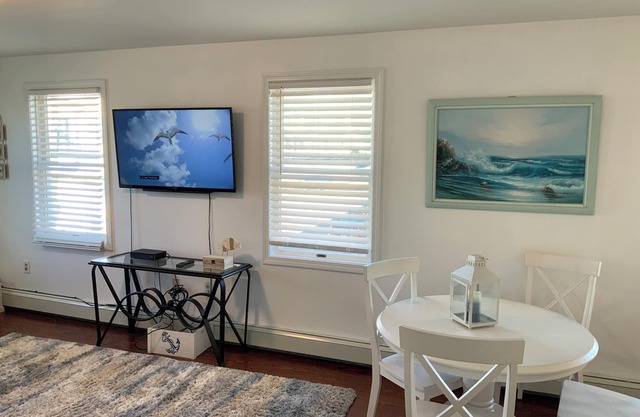 Modernized, Super-spacious condominium. Minutes from downtown, Private Parking!