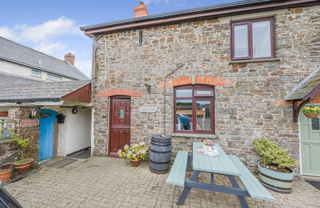 Moles Burrow - Two Bedroom House, Sleeps 4