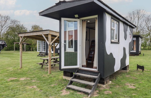 MOLLY (COW SHED 6), pet friendly, with a garden in Campsea Ashe