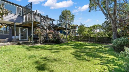 Mollymook Breeze - lovely 4 BR home with beach views