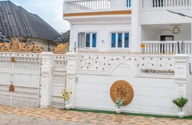 MONDEESTARS LUXURY HOME