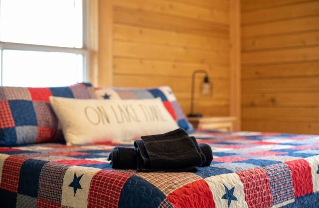 Monkey Island Lodge - 4B/2BA Log Cabin - Lake View