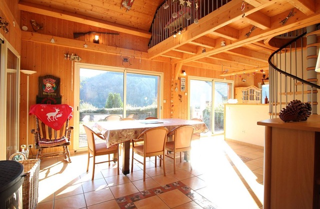 Mont-Dore: Spacious chalet with parking and large grounds
