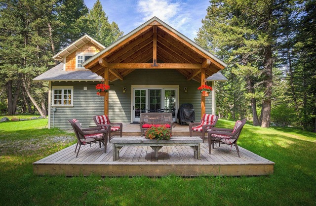 Montana Creekside Guest House: A Creekside Home in the Pines in Paradise Valley