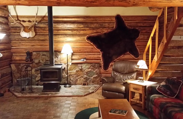 Montana log cabin get away next to Glacier National Park