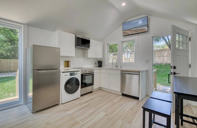 Montauk Waterfront Cottage with gorgeous views– steps from Montauket & Duryea's!