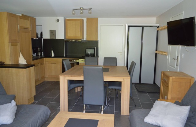 MONTCHAVIN LA PLAGNE (les Coches) APART 6 to 8 PERS SOUTH FACING AND SKIING TO THE FEET