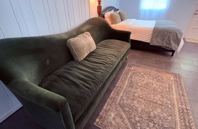Monthly Charming studio in Grove Park inn hotel area