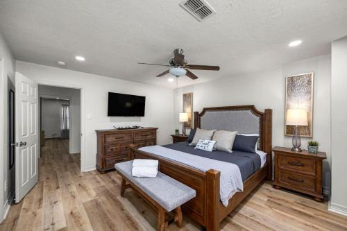 Montrose 4BR Sleeps 19 - 2 Homes - Walk to Dining