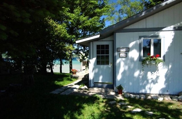 Moonglade Cottage 2 Bed/1BTH - waterfront and in the heart of wine country!