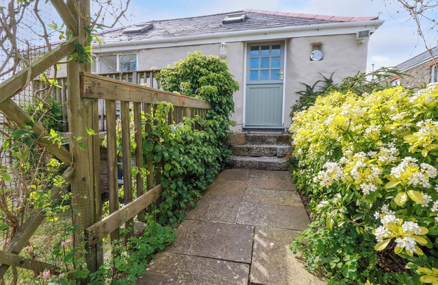 MOONLIGHT, pet friendly, with a garden in Truro