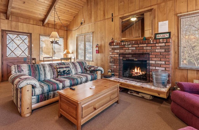 Moonlight Ridge -Classic Moonridge cabin with lots of old mountain charm!