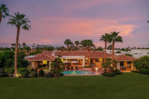 Moonshine by AvantStay Modern Stylish Estate w Bar Fire Pit Hot Tub 5 bd