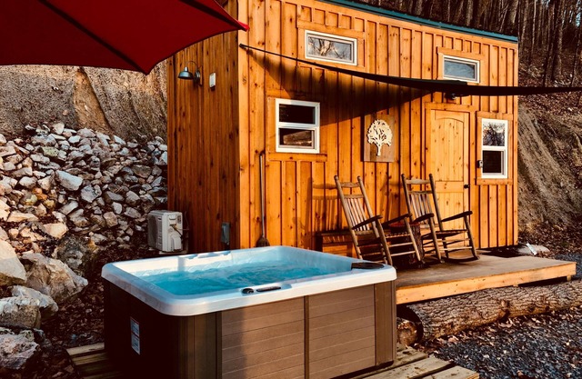 Moonshine Cabin tucked away on the Mountain,Great Location with private Hot Tub!