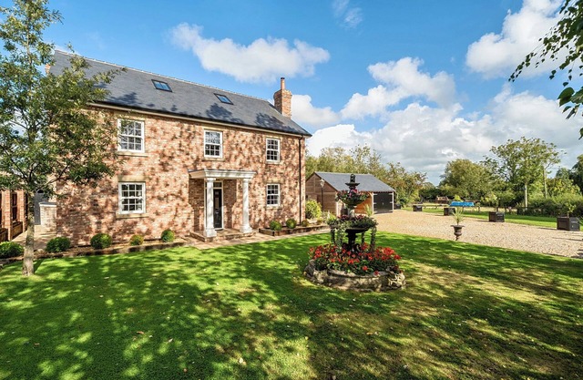 MOOR END MANOR, family friendly, luxury holiday cottage in Stalmine