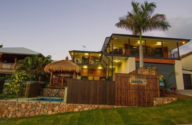 Moorings - Beach house with pool in beautiful 1770