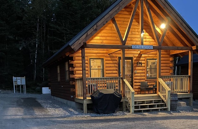 Moose Alley Cabin On The Rocks in Pittsburg New Hampshire. New for 2022