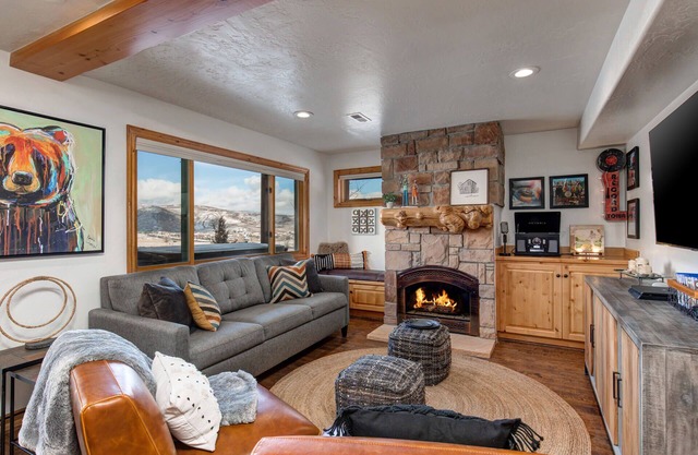 Moose Mgmt at Bear Hollow 5534B: King bed-Pvt. Hot Tub-Pool-Dogs Welcome