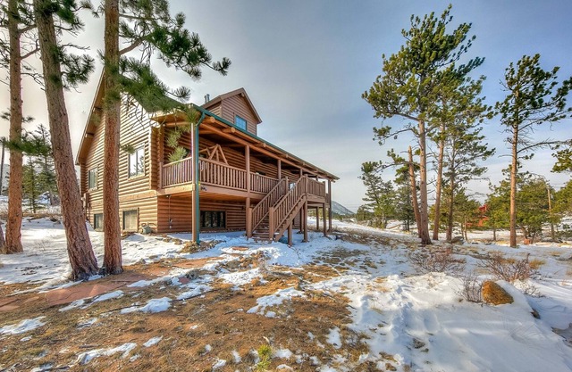 Moose Mountain Lodge, Secluded Log Home w/Beautiful Mountain Views