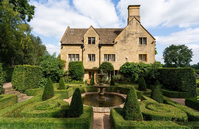 Moreton Manor - Eight Bedroom Villa, Sleeps 15