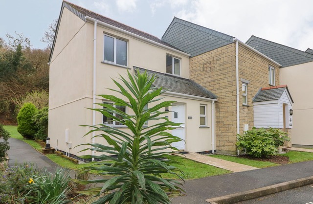 MORTON COTTAGE, family friendly, with a garden in Falmouth