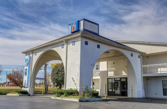 Motel 6-Dickson, TN