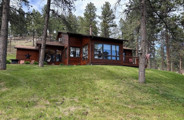 Mount Rushmore 9 miles, Hill City 3 miles! Sleeps 6