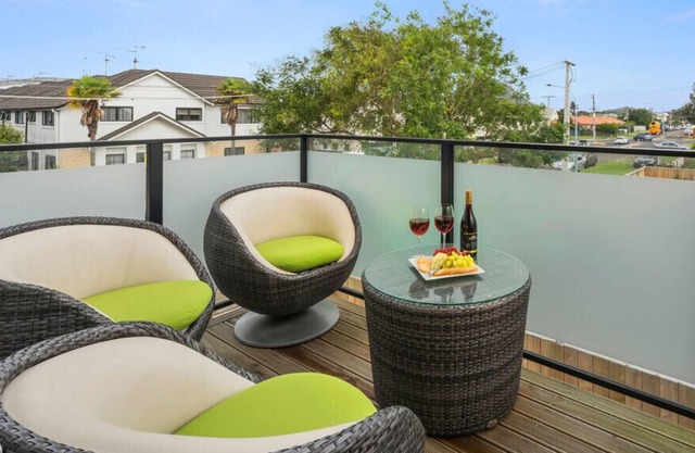 MOUNT VIEWS ON MIRO - MT. MAUNGANUI HOLIDAY HOME in Papamoa Beach