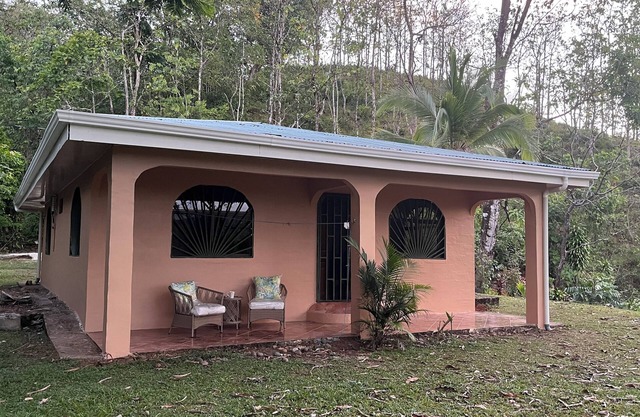 Mountain Breeze Villa, a charming 2 BR cottage with spectacular views, WIFI, AC