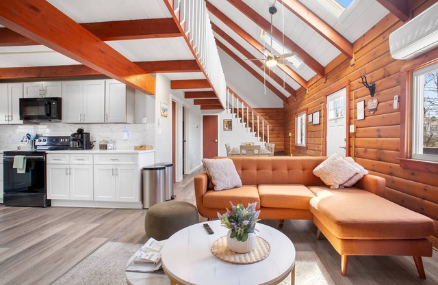 Mountain Cabin on Ash : Hot Tub/Billiards/Game Room/Fire Pit/Gym Equipment